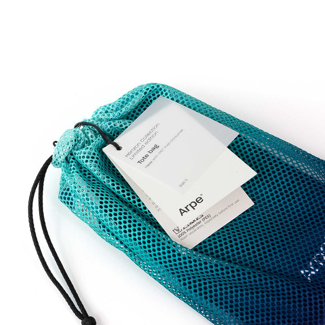 Zero Waste bag packaging for Versatile and sustainable zippered tote bag – Packaging para Bolsa de viaje con cremallera, versátil y sostenible – Small Horizon Intense Blue